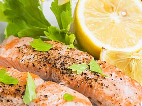 Salmone alla griglia con limone ed erbe aromatiche
