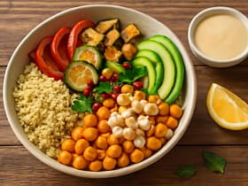 Bowl de Quinoa y Garbanzos con Tahini y Verduras Asadas
