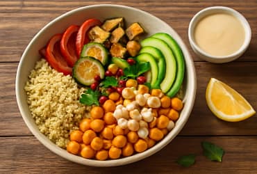 Quinoa-Kichererbsen-Bowl mit Tahini und geröstetem Gemüse